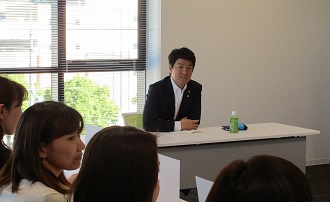 職員の意見を傾聴する市長